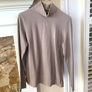 Eddie Bauer Size: Medium Tan Long Sleeved Turtleneck
